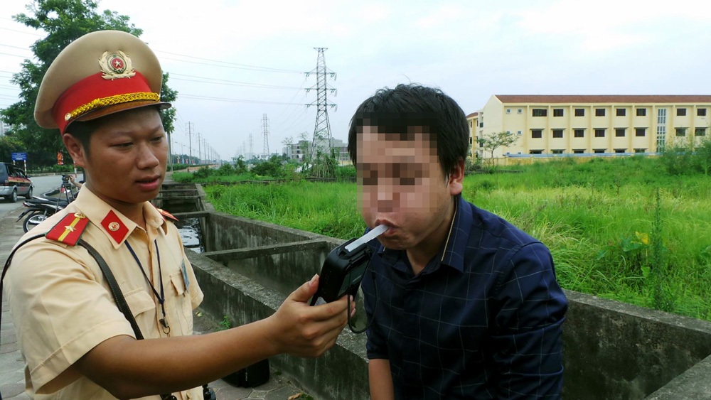 Hà Nội "thoát" ùn tắc ngày người dân đổ bộ trở lại thành phố - 7 CSGT Hà Nội tăng cường xử lý các hành vi vi phạm giao thông, đặc biệt là vi phạm về nồng độ cồn.