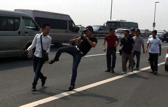 Công an huyện Đông Anh xin lỗi vì đã hành hung phóng viên - 1 Cán bộ Công an huyện Đông Anh có thái độ không đúng với phóng viên.