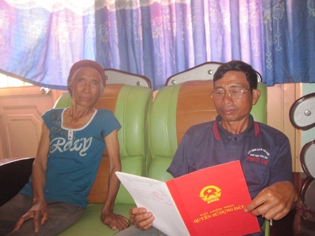 Bà HMel đã bán hơn 2 sào đất lúa để lấy 800 triệu đồng chia cho con