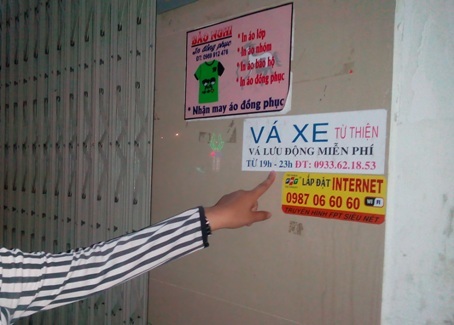 Thanh niên 8x vá xe lưu động miễn phí giúp người đi đường - 2
Số điện thoại của anh Duy được dán khắp nơi