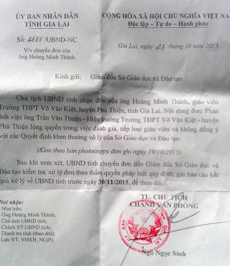 UBND tỉnh yêu cầu báo cáo vụ hiệu trưởng sai phạm vẫn được khen thưởng - 1
Văn bản của UBND tỉnh Gia Lai chuyển sang Sở GD&ĐT yêu cầu giải quyết.