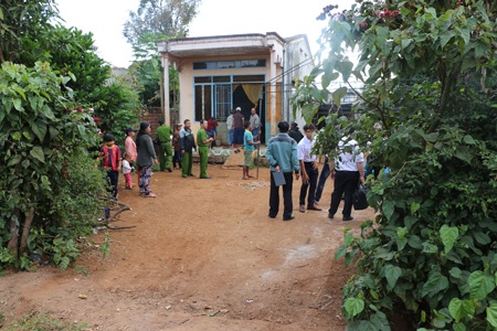 Cơ quan chức năng đến nhà nạn nhân tiến hành điều tra vụ việc