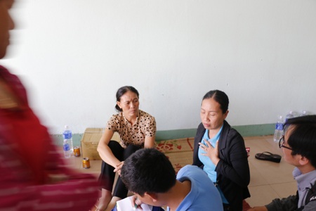 Bà Hằng (áo đen) đau xót nói về vụ tai nạn do chồng mình gây ra