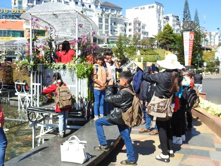 Du khách mê mẩn chụp ảnh với đoàn tàu lửa bằng hoa - 3