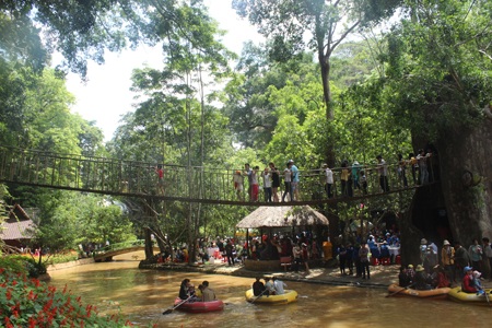 Đà Lạt "quá tải" du khách tham quan dịp Tết dương lịch - 2