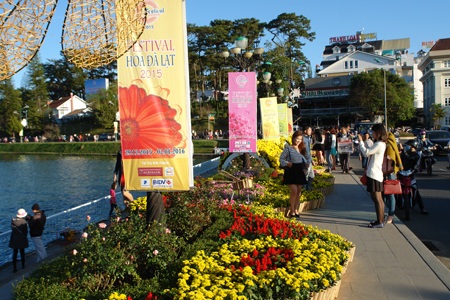 Đà Lạt "quá tải" du khách tham quan dịp Tết dương lịch - 8