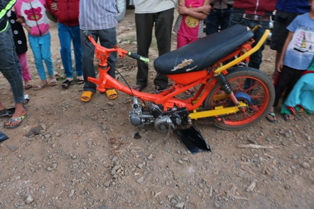 Chiếc xe của 2 thanh niên bị gãy hẳn phần đầu