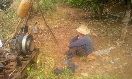 Sát Tết, dân vẫn mất ngủ canh từng giọt nước tưới cà phê - 1 Tết đến nơi nhưng nhiều nông dân trồng cà phê vẫn phải bám rẫy để tưới cà phê