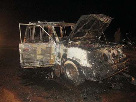 Chiếc xe cháy trơ khung.