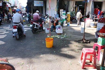 Khan hiếm hoa, nhiều người cắt hoa chưng chậu ra bán Tết - 2
Tiệm bán hoa của cô Hoa hết hoa từ sáng 29 Tết