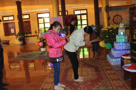 
Thành tâm trước Tam Bảo
