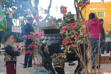 
Một cháu bé 5 tuổi thành tâm thắp nhang trước Quan Thế Âm Bồ Tát
