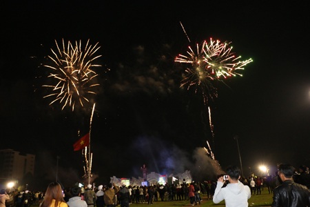 Pháo "nở hoa" trên bầu trời chào năm mới Bính Thân - 44