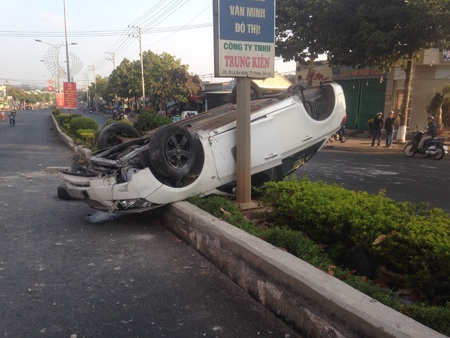 
Chiếc ô tô nằm ngửa bụng trên dải phân cách
