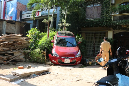 
Công an khám nghiệm hiện trường
