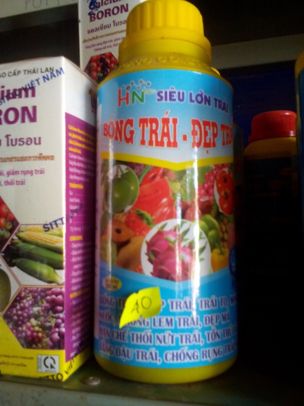 Thực phẩm trong siêu thị: không sạch chỉ “an toàn”? - 4 1 trong những chai thuốc kích phọt được bày bán công khai tại quầy nhà ông Hoàng