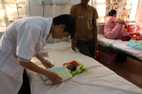 Các y, bác sĩ khoa Nhi, Bệnh viện Đa khoa tỉnh Gia Lai đã tận tình cứu chữa cho bé sơ sinh