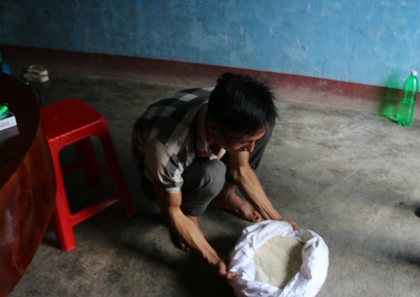 Gia đình anh Toàn để lại ít gạo cho gà ăn, thỉnh thoảng hết tiền mua gạo khác gia đình anh mới mang gạo này ra nấu ăn