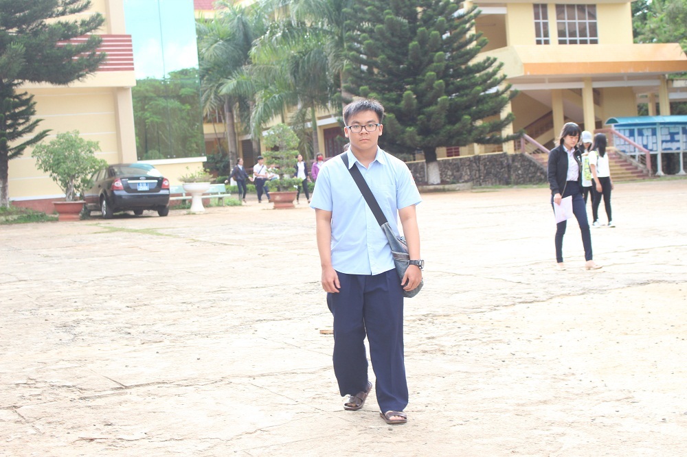 Tuấn trong ngày đầu thi THPT quốc gia để thực hiện ước mơ trở thành bác sĩ.