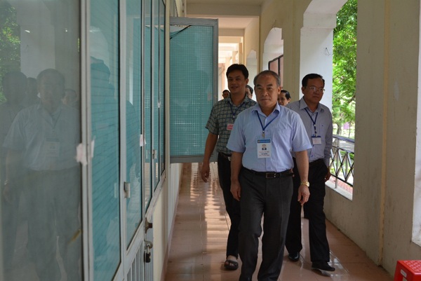 Thứ trưởng Nguyễn Vinh Hiển và đoàn công tác kiểm tra tình hình thi tốt nghiệp THPT tại Kon Tum.