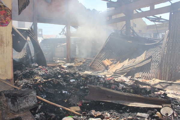 Bao nhiêu mồ hôi, công sức của các tiểu thương trở thành đống tro chỉ sau vài giờ