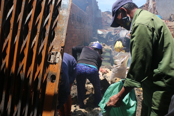 Nhiều người dân bới gạo cháy trong ki ốt nhà ông Lương để mang về cho gia cầm ăn