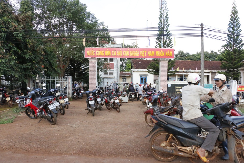 Hàng trăm người dân kéo đến xã Ia Hlốp (Chư Sê) để truy số tiền hỗ trợ hán hạn