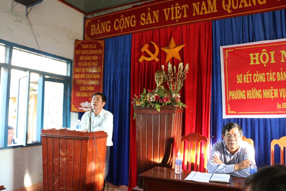 Ông Tâm (đứng) và ông Quý trong buổi đối thoại với người dân về vụ việc