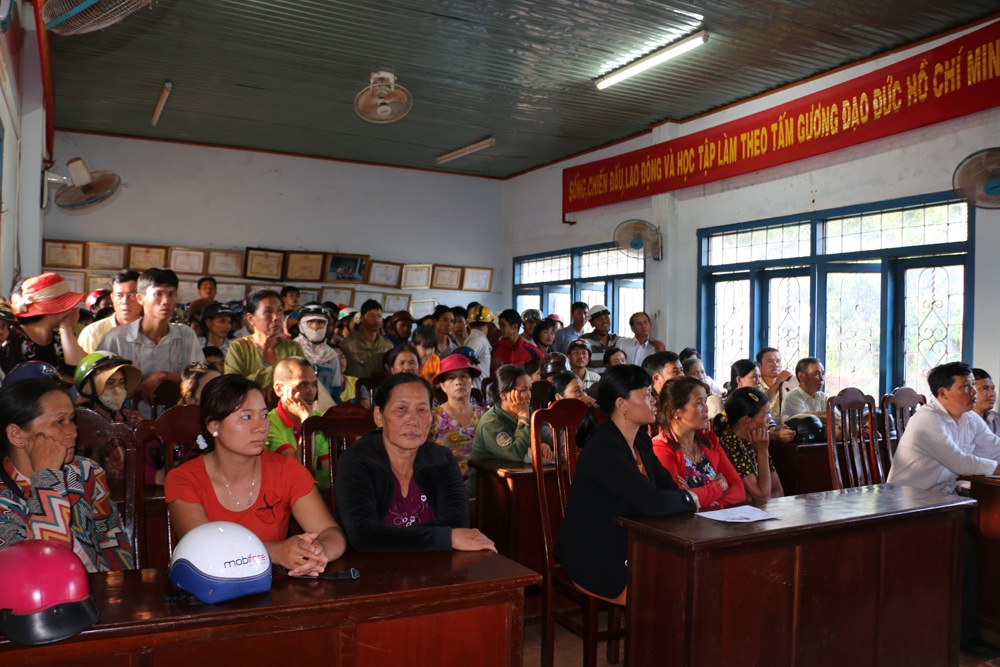 
Dân kéo nhau lên xã đòi quyền lợi
