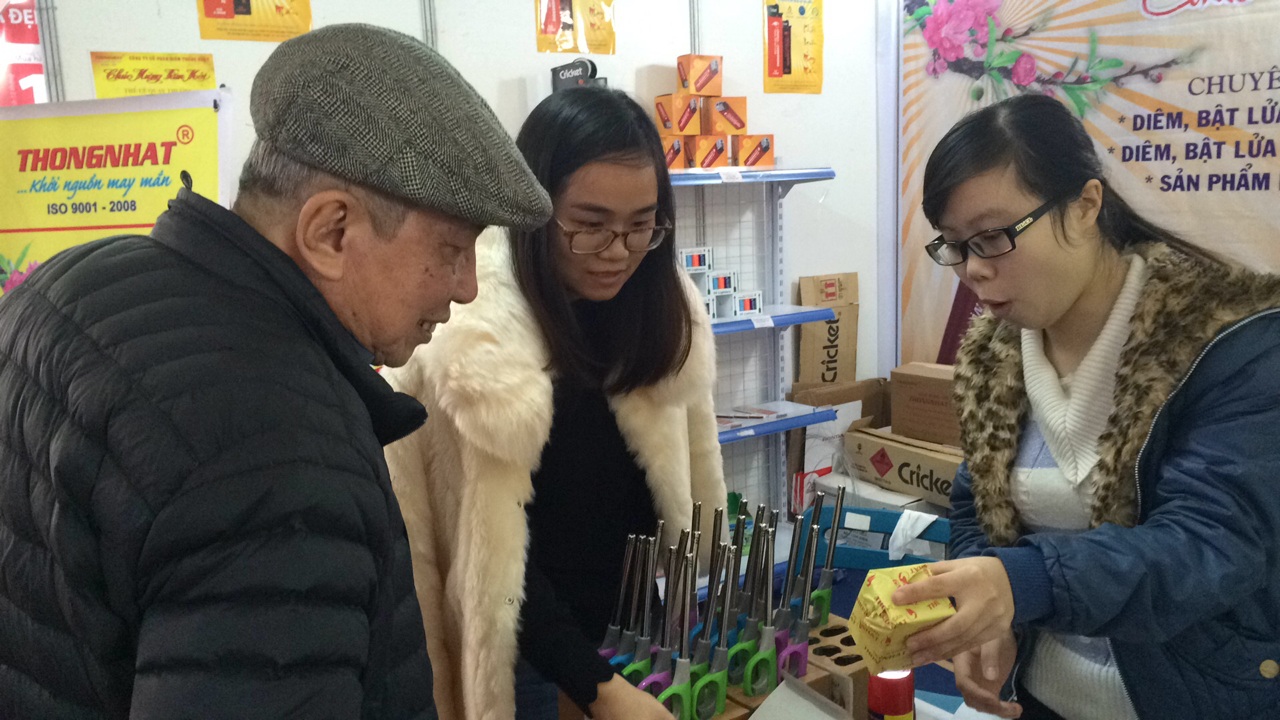 Ngân và Mai đang giới thiệu về diêm và bật lửa cho khách