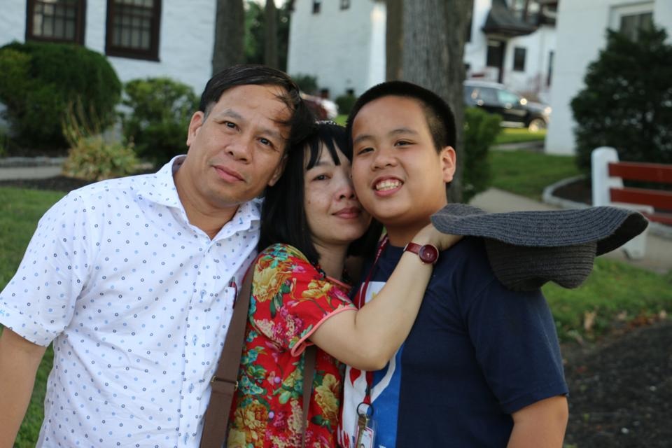 “Thần đồng” Đỗ Nhật Nam và kỉ niệm đón giao thừa trên đất Mỹ - 3 Mẹ Nhật Nam với đôi mắt hoe đỏ trong giây phút tiễn con trai ở lại một mình trên đất Mỹ (Ảnh: gia đình cung cấp)