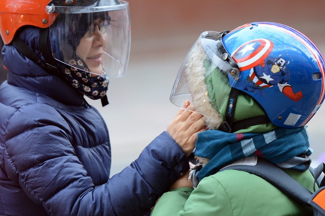 Bố mẹ động viên con trong ngày đầu tiên đi học sau kì nghỉ Tết năm nay (Ảnh: Mạnh Thắng)