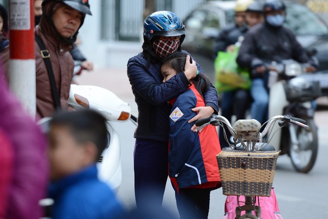 Học sinh Hà Nội trong ngày đầu tiên đến lớp sau kì nghỉ Tết Bính thân (ảnh: Mạnh Thắng)