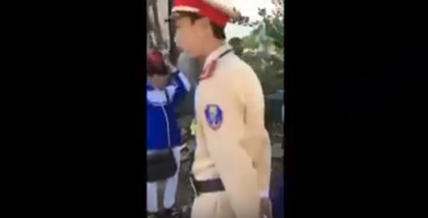 “Bật cười” clip phạt 3 học sinh phạm lỗi giao thông - 2 Vừa kiểm soát hành động của các em, vị cạnh sát vừa đếm từ 1- 100 (ảnh: Cắt từ clip)
