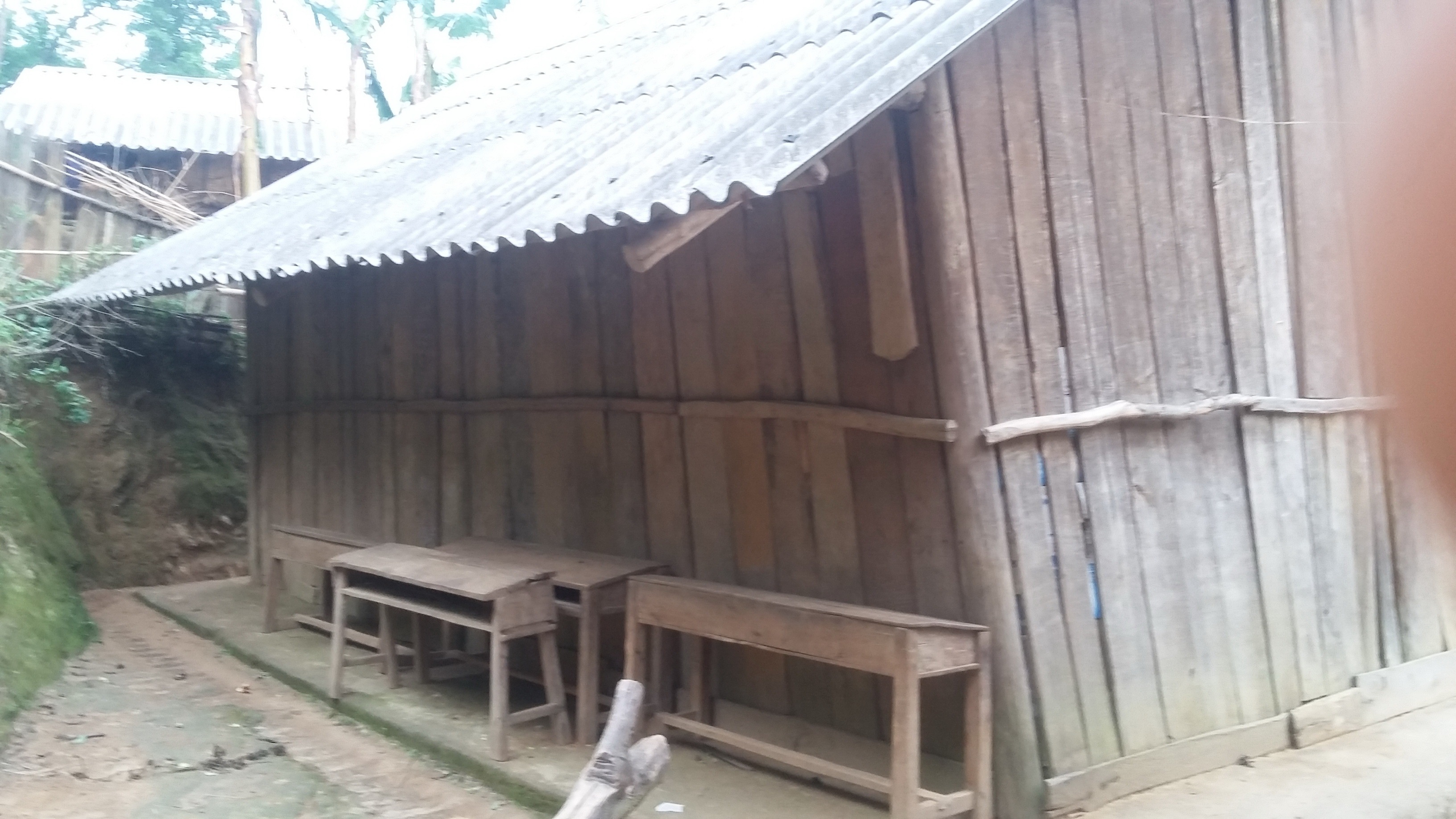 Băn khoăn của giáo viên gửi tân Bộ trưởng giáo dục Phùng Xuân Nhạ - 1
Điểm trường Xéo Mả Pán- xã Khao Mang, Mù Cang Chải, Yên Bái đang dtrong tình trạng xuống cấp (ảnh: Giáo viên cung cấp)