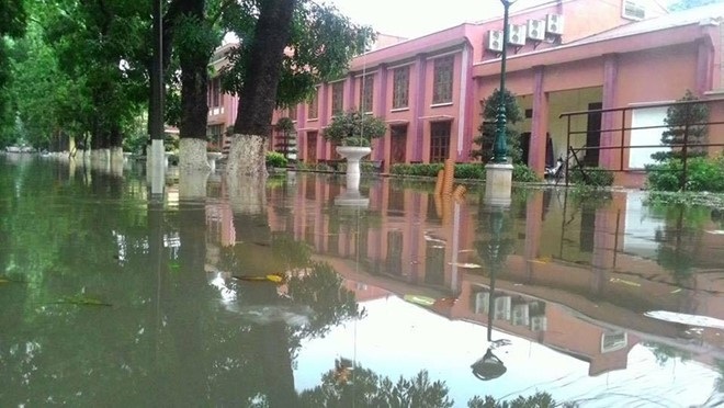 Ngập nặng, trường phải huy động sinh viên tát nước - 5
Sân trường ĐH Thủy lợi biến thành sông. (Ảnh: Facebook nhà trường)