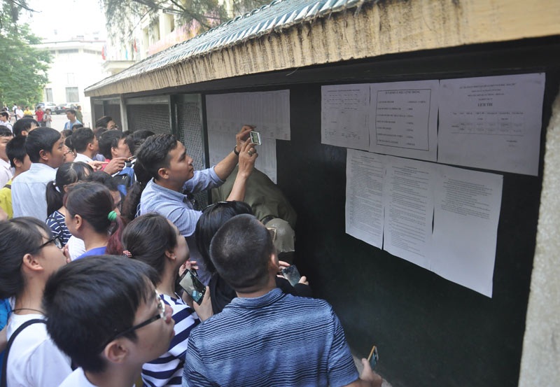 Hà Nội: Thí sinh thi lớp 10 THPT học tập quy chế, tránh sai sót - 1 Người nhà và phụ huynh xem phòng thi ở Trường THPT Quang Trung, Hà Nội (ảnh: V.Chung).