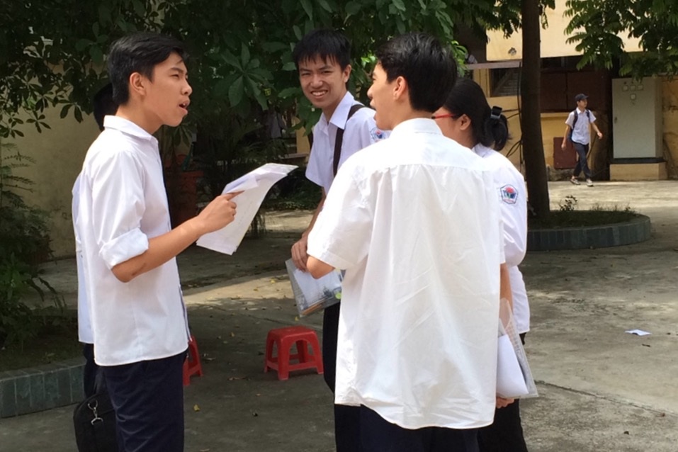 "Nhân cách Hồ Chí Minh" vào đề Văn thi lớp 10 tại Hà Nội - 2 Thí sinh tại điểm thi THPT Trần Hưng Đạo (quận Thanh Xuân) sau giờ thi Văn