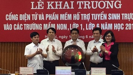 Chủ tịch UBND thành phố Hà Nội và lãnh đạo ngành giáo dục bấm nút khai trương hệ thống phần mềm tuyển sinh trực tuyến sáng 16/6. (ảnh TPO)