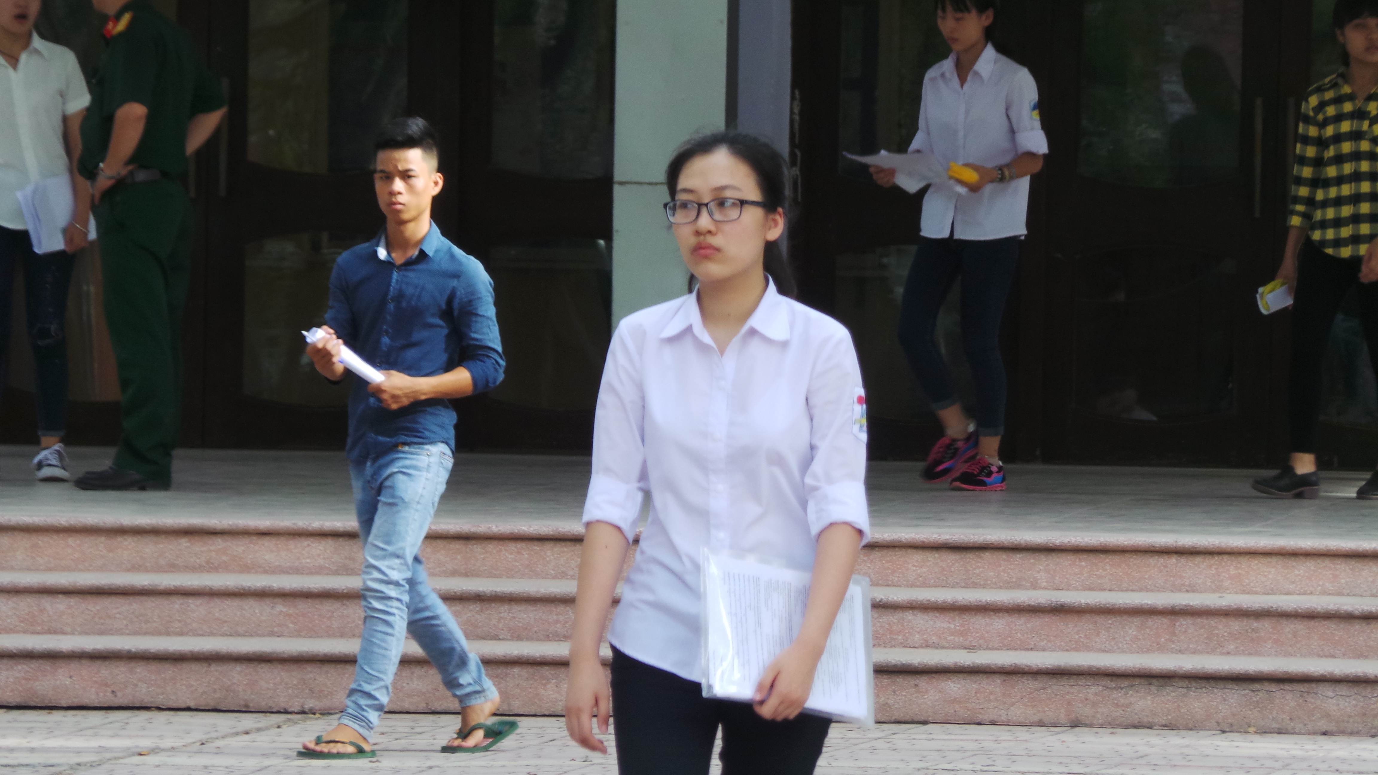 Thí sinh dự thi môn Ngoại ngữ tại Hà Nội (ảnh: Mỹ Hà)