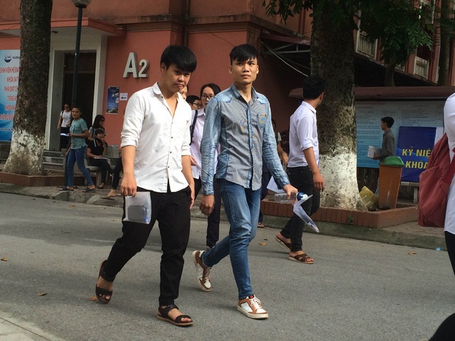 Thí sinh sau môn thi Hóa học tại Hà Nội (ảnh: Mai Châm)