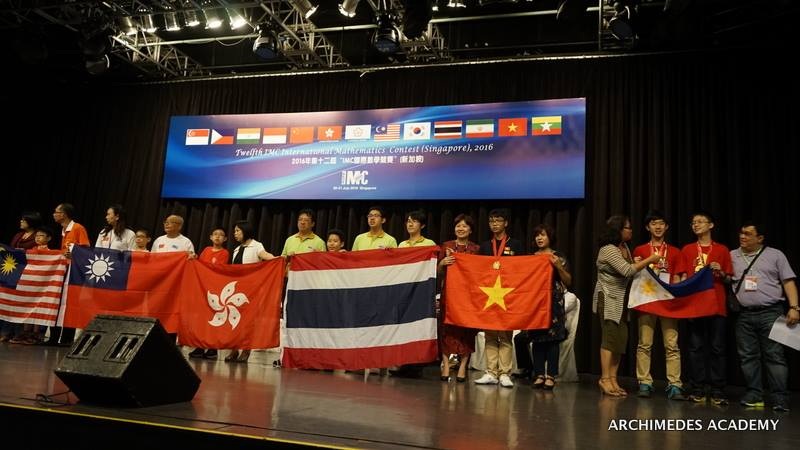 Việt Nam giành 11 Huy chương vàng tại cuộc thi Toán học trẻ quốc tế - 1 Học sinh Nguyễn Minh Đức cùng cô giáo nâng cao cờ Tổ quốc khi nhận giải Grand Champion
