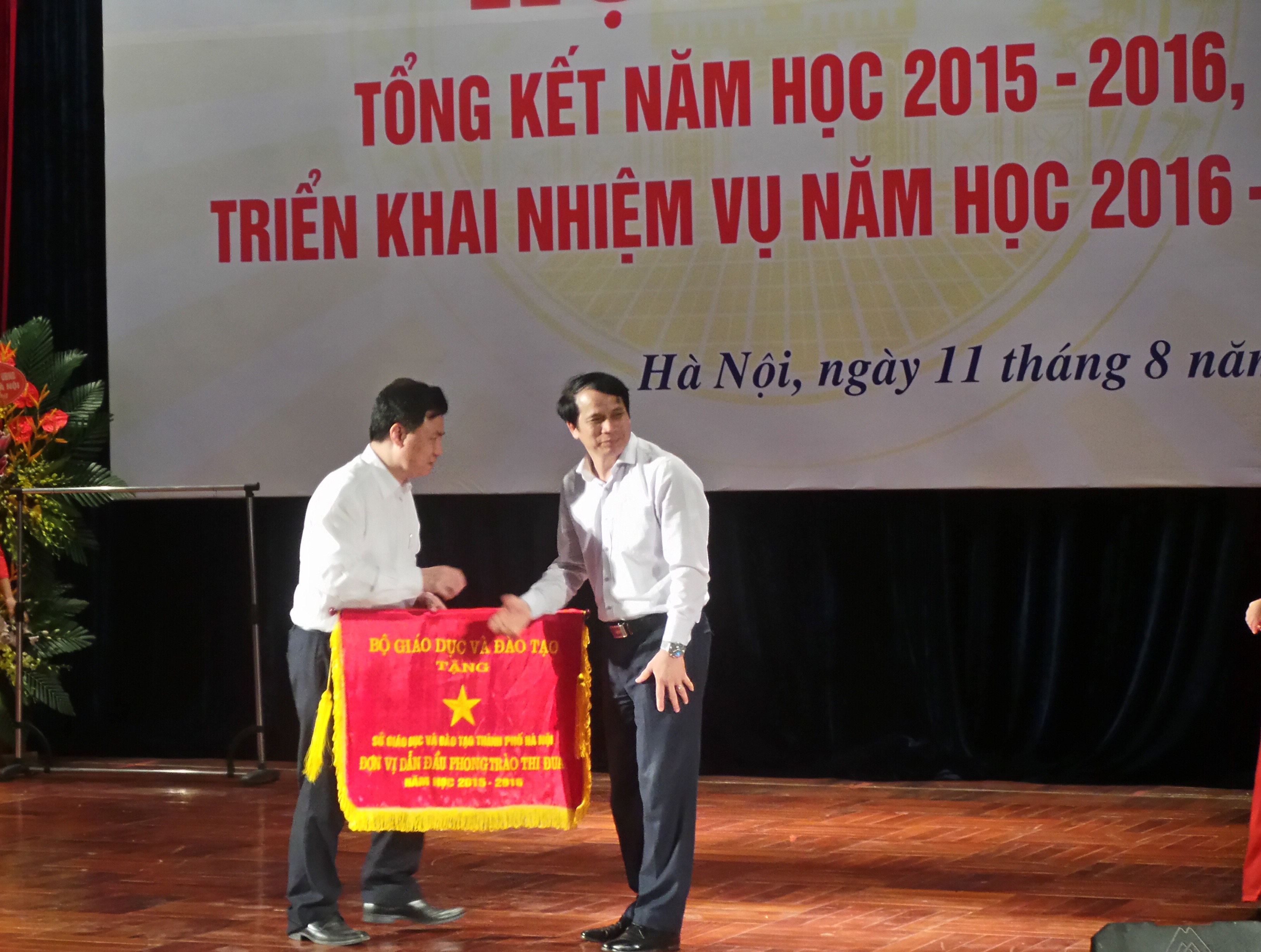 Hà Nội: Giải quyết "nóng" về trường học cho trẻ mầm non - 1 Giám đốc Sở GD&ĐT Hà Nội nhận cờ thi đua của Bộ GD&ĐT do Thứ trưởng Phạm Mạnh Hùng trao