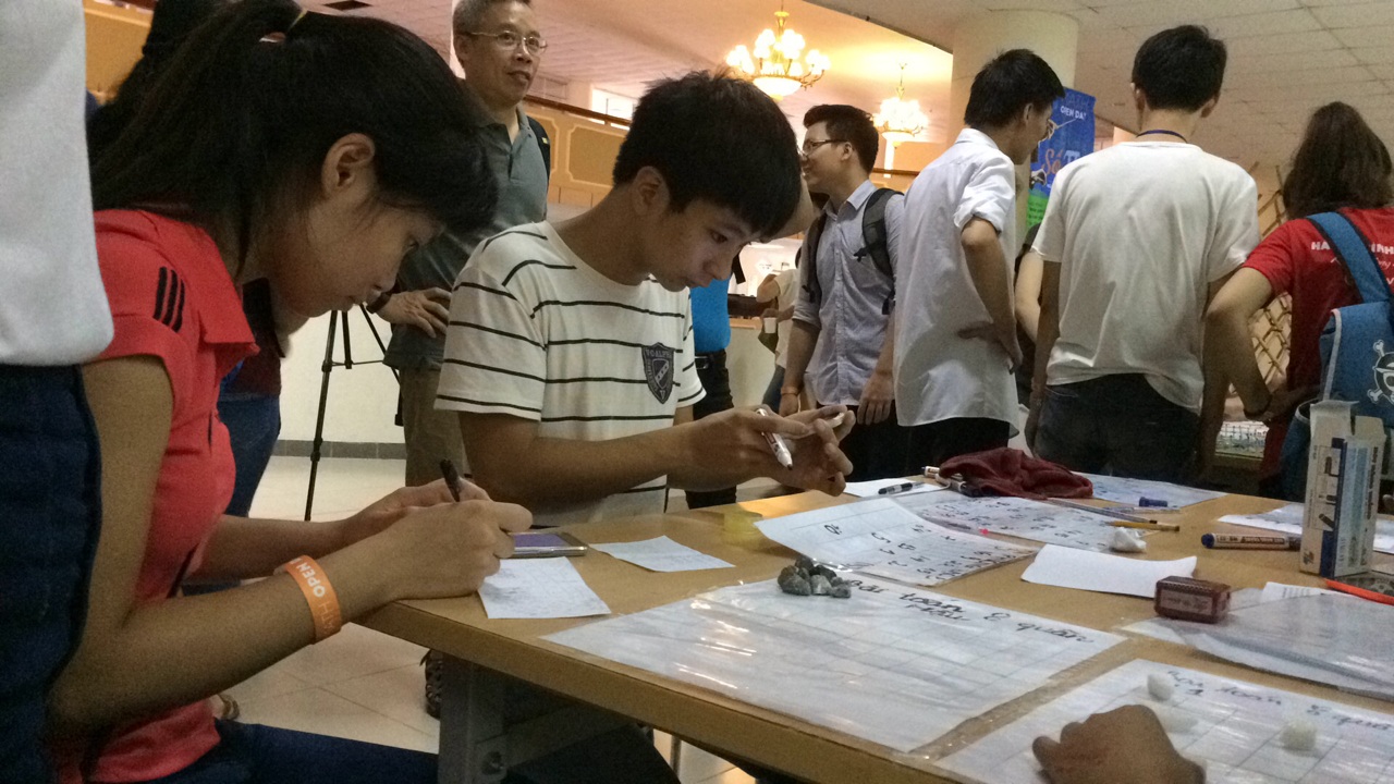 phụ huynh quá kì vọng vào con cái nên đổ tiền vào hết trung tâm này đến trung tâm khác là thực trạng đang diễn ra ở thành thị và nông thôn (ảnh minh họa)