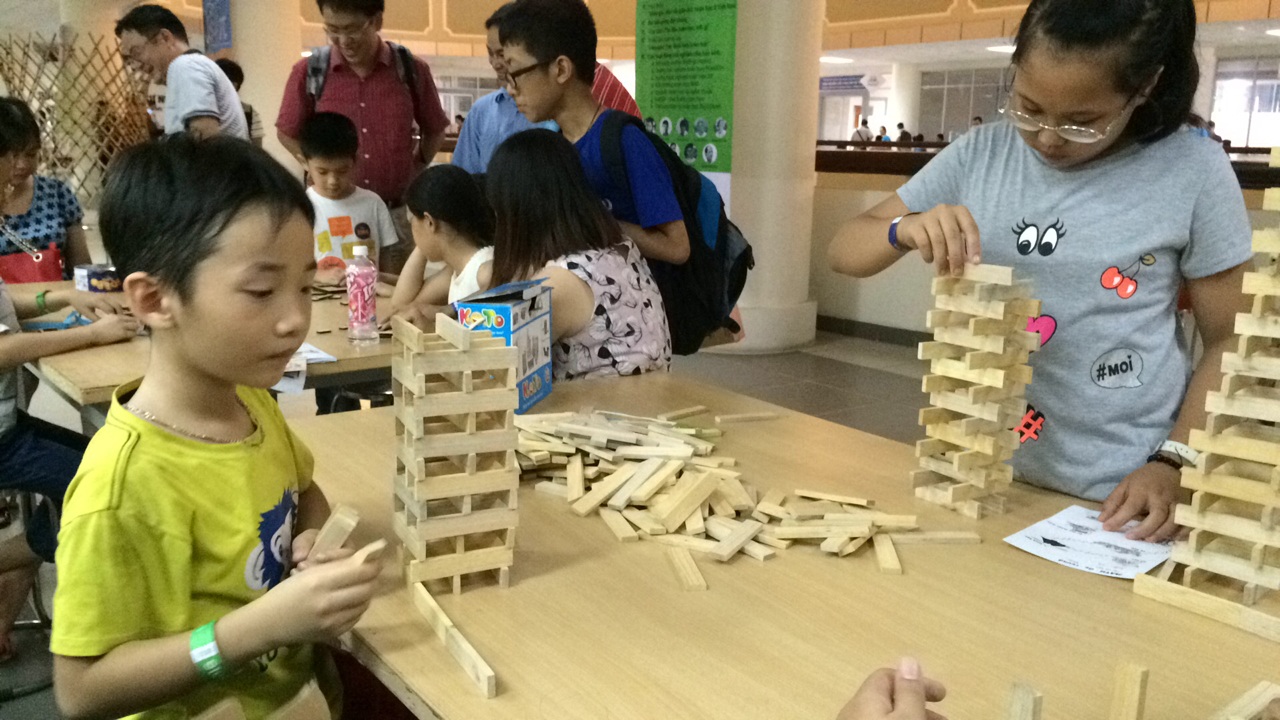 Trẻ vui học toán cùng các mô hình tại Ngày hội toán học mở