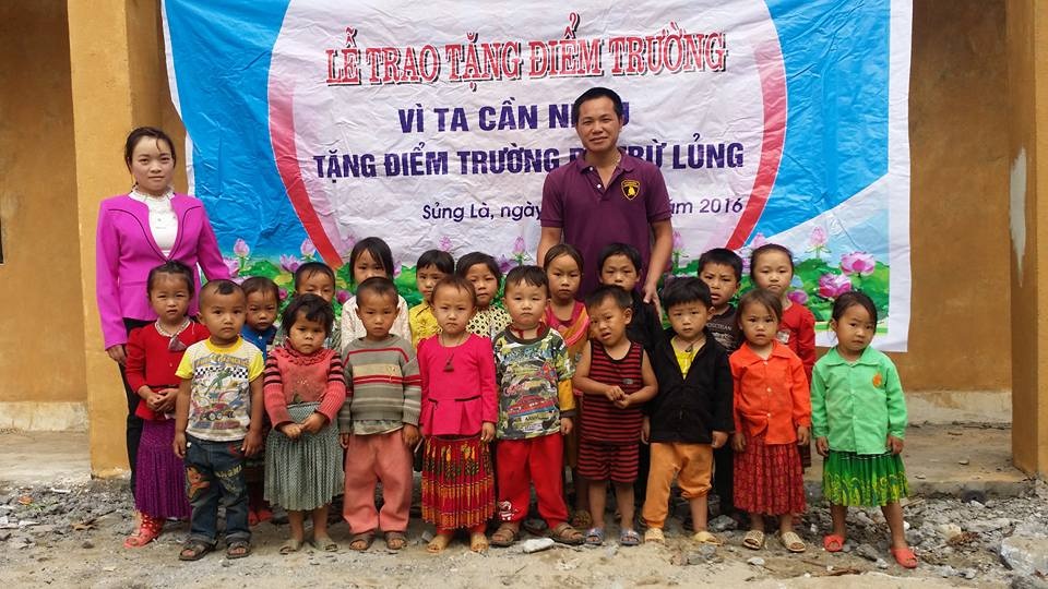 Đơn sơ ngày khai giảng ở những nơi địa đầu Tổ quốc - 2 Nhờ xã hội hóa, điểm trường Pù Trừ Lủng (Đồng Văn, Hà Giang) đã có trường mới trong ngày khai giảng.