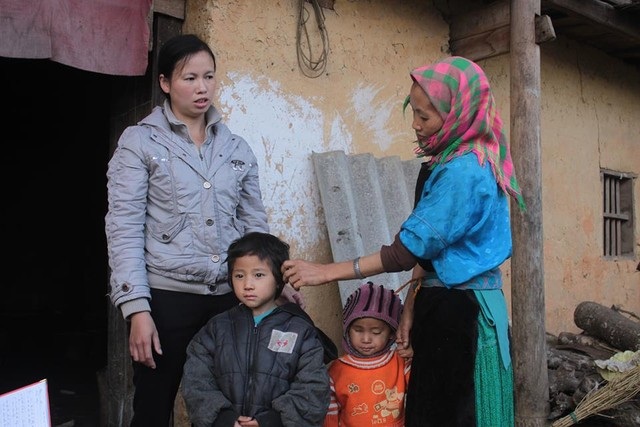 Đơn sơ ngày khai giảng ở những nơi địa đầu Tổ quốc - 1
Cô Giáo Ngân trong một lần đến nhà vận động học sinh khó khăn đi học (ảnh: Mỹ Hà)