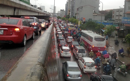 
Ô tô kẹt cứng trên đường phố Hà Nội
