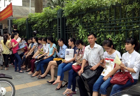 
Thí sinh xếp hàng đợi thi vào công chức ngành thuế (Ảnh minh họa)
