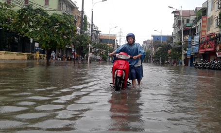 Người Hà Nội “bơi” trên tuyến đường ngập sâu gần 1m - 6
Lao qua vùng nước sâu, ô tô, xe máy chết hàng loạt trong sáng nay